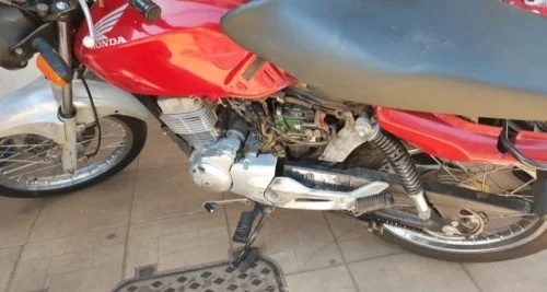 Patos de Minas - Motociclista sofre fratura exposta em acidente na Rua Major Gote Patos de Minas - Motociclista sofre fratura exposta em acidente na Rua Major Gote