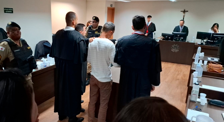 Homem que matou neta de vizinha a facadas é condenado a 16 anos de prisão Homem que matou neta de vizinha a facadas é condenado a 16 anos de prisão
