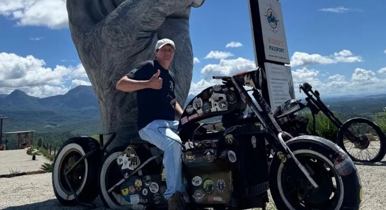 Amigos de Presidente Olegário fazem homenagem a motociclista morto em acidente na BR 365