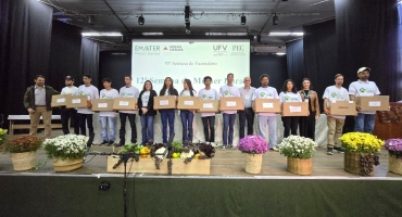 Emater-MG entrega notebooks a jovens rurais para fortalecer a gestão nas propriedades
