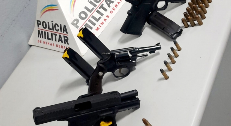 Polícia Militar apreende quatro armas de fogo ilegais em oficina mecânica no Centro de Patos de Minas Polícia Militar apreende quatro armas de fogo ilegais em oficina mecânica no Centro de Patos de Minas