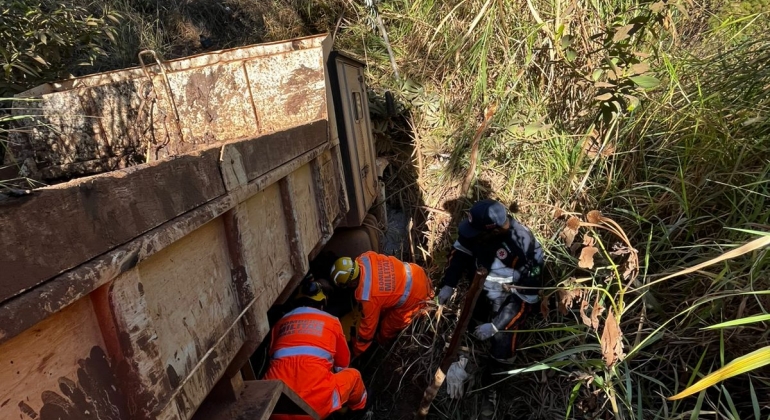 Patos de Minas - Motorista fica ferido ao tentar impedir caminhão de cair em ribanceira 