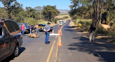 Homem de 31 anos morre após colidir motocicleta contra caminhão parado na BR-365; em Guimarânia Homem de 31 anos morre após colidir motocicleta contra caminhão parado na BR-365; em Guimarânia