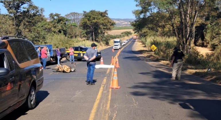 Homem de 31 anos morre após colidir motocicleta contra caminhão parado na BR-365; em Guimarânia Homem de 31 anos morre após colidir motocicleta contra caminhão parado na BR-365; em Guimarânia