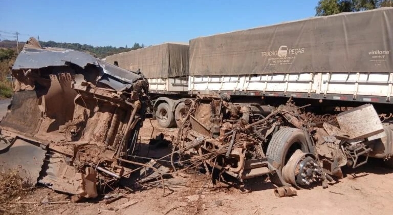 Motorista de carreta de Lagoa Formosa fica ferido após perder controle direcional e atingir veículos parados na MGC-354 Motorista de carreta de Lagoa Formosa fica ferido após perder controle direcional e atingir veículos parados na MGC-354