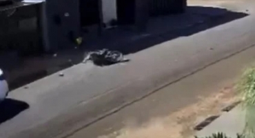 Patos de Minas - Motociclista fica gravemente ferido em acidente com caminhonete no bairro Panorâmico; veja Patos de Minas - Motociclista fica gravemente ferido em acidente com caminhonete no bairro Panorâmico; veja