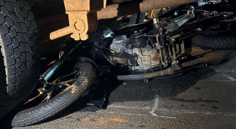 Motociclista fica gravemente ferido após colidir contra caminhão e ir parar debaixo do veículo em Lagoa Formosa Motociclista fica gravemente ferido após colidir contra caminhão e ir parar debaixo do veículo em Lagoa Formosa
