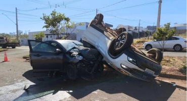 Motorista com sinais de embriaguez provoca acidente em Patos de Minas