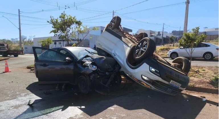 Motorista com sinais de embriaguez provoca acidente em Patos de Minas Motorista com sinais de embriaguez provoca acidente em Patos de Minas