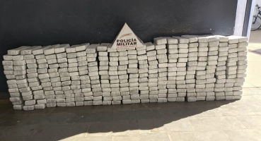 Polícia Militar de Patos de Minas apreende 320 barras de maconha e prende suspeito de tráfico Polícia Militar de Patos de Minas apreende 320 barras de maconha e prende suspeito de tráfico