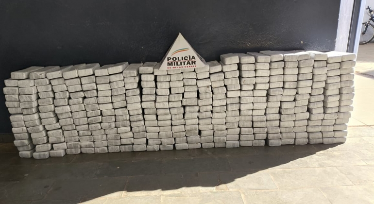 Polícia Militar de Patos de Minas apreende 320 barras de maconha e prende suspeito de tráfico Polícia Militar de Patos de Minas apreende 320 barras de maconha e prende suspeito de tráfico