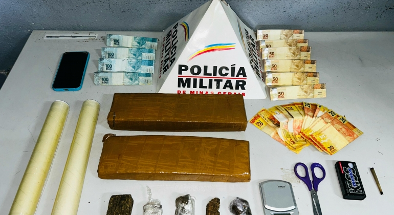 Polícia Militar apreende barras de maconha e prende suspeitos de tráfico no bairro Santa Teresinha; em Patos de Minas 