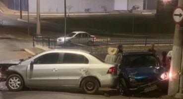Patos de Minas - Motoristas embriagados e sem habilitação causam acidente no cruzamento da Fátima Porto com a Avenida Brasil Patos de Minas - Motoristas embriagados e sem habilitação causam acidente no cruzamento da Fátima Porto com a Avenida Brasil