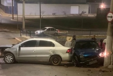 Patos de Minas - Motoristas embriagados e sem habilitação causam acidente no cruzamento da Fátima Porto com a Avenida Brasil