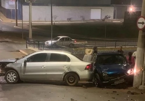 Patos de Minas - Motoristas embriagados e sem habilitação causam acidente no cruzamento da Fátima Porto com a Avenida Brasil