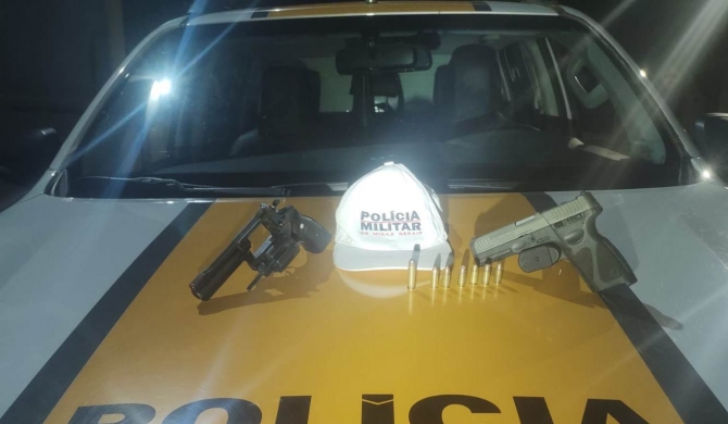 Patos de Minas - Jovem é preso com duas armas de fogo dentro de veículo de transporte por aplicativo na MGC-354