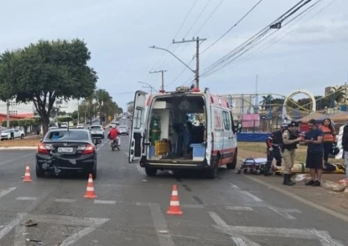 Colisão entre carro e moto deixa duas pessoas feridas em Patos de Minas 