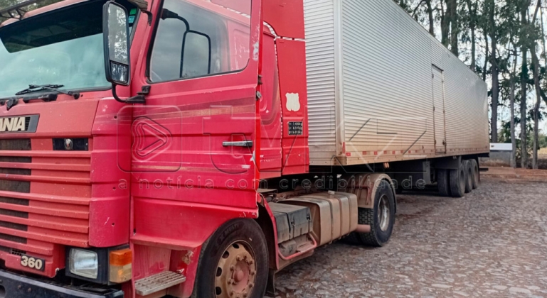 Homem é encontrado morto dentro de carreta no pátio de posto na BR-262, em Ibiá/MG Homem é encontrado morto dentro de carreta no pátio de posto na BR-262, em Ibiá/MG