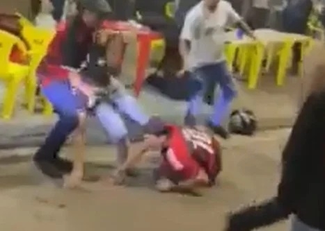 Vídeo viral mostra briga entre atleticano e flamenguista após jogo em bar de Patos de Minas Vídeo viral mostra briga entre atleticano e flamenguista após jogo em bar de Patos de Minas