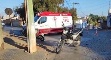 Patos de Minas - Colisão entre motocicletas deixa duas mulheres feridas na Rua São Geraldo Patos de Minas - Colisão entre motocicletas deixa duas mulheres feridas na Rua São Geraldo