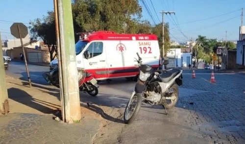 Patos de Minas - Colisão entre motocicletas deixa duas mulheres feridas na Rua São Geraldo