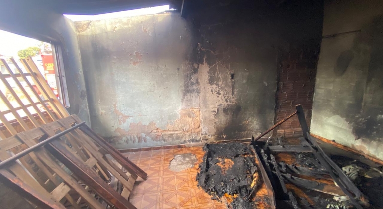 Patos de Minas - Incêndio em cama de residência é contido por vizinhos no Bairro São José Operário Patos de Minas - Incêndio em cama de residência é contido por vizinhos no Bairro São José Operário