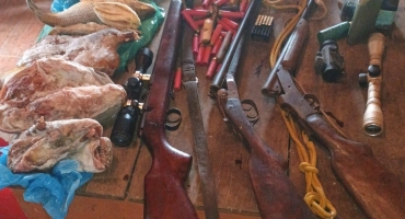 Homem é preso pela Polícia Militar por caça ilegal e posse de armas na Zona Rural de Tiros Homem é preso pela Polícia Militar por caça ilegal e posse de armas na Zona Rural de Tiros