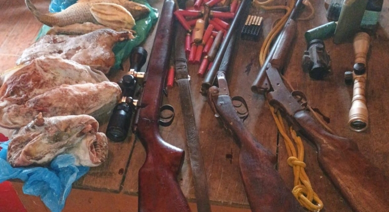 Homem é preso pela Polícia Militar por caça ilegal e posse de armas na Zona Rural de Tiros Homem é preso pela Polícia Militar por caça ilegal e posse de armas na Zona Rural de Tiros