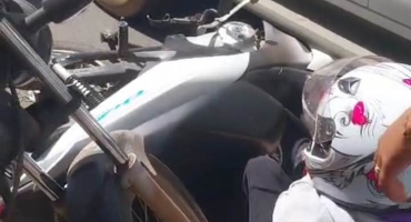 Mais um: Jovem fica ferida em colisão entre moto e carro na Avenida Getúlio Vargas em Patos de Minas Mais um: Jovem fica ferida em colisão entre moto e carro na Avenida Getúlio Vargas em Patos de Minas