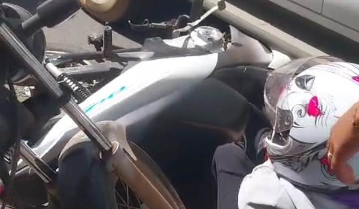 Mais um: Jovem fica ferida em colisão entre moto e carro na Avenida Getúlio Vargas em Patos de Minas Mais um: Jovem fica ferida em colisão entre moto e carro na Avenida Getúlio Vargas em Patos de Minas