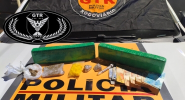 Patos de Minas - Polícia Rodoviária apreende drogas e prende motociclista na MGC-354 Patos de Minas - Polícia Rodoviária apreende drogas e prende motociclista na MGC-354