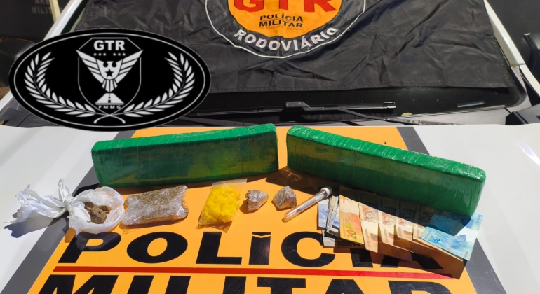 Patos de Minas - Polícia Rodoviária apreende drogas e prende motociclista na MGC-354 Patos de Minas - Polícia Rodoviária apreende drogas e prende motociclista na MGC-354
