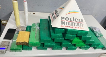 Jovem é preso com 26 barras de maconha no Bairro Jardim Paulistano em Patos de Minas Jovem é preso com 26 barras de maconha no Bairro Jardim Paulistano em Patos de Minas