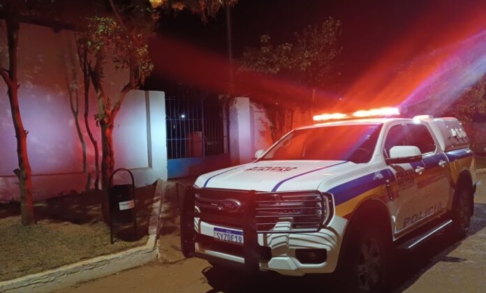 Homem que possui extensa ficha criminal é preso pulando muro do cemitério em Carmo do Paranaíba