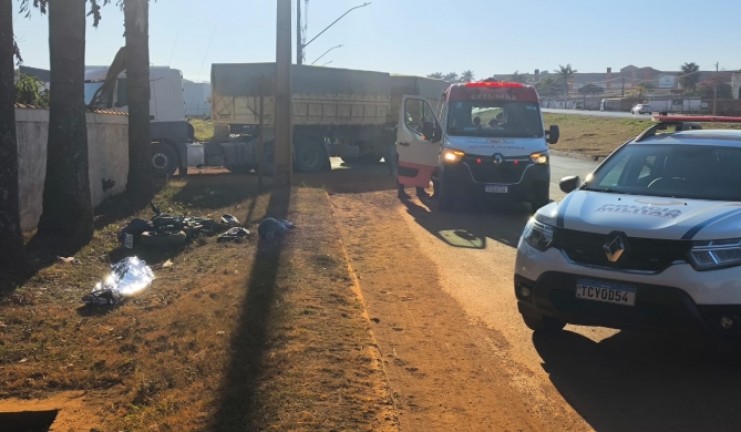 Mulher de 24 anos morre após colidir motocicleta contra muro de motel na marginal da BR-365, em Patos de Minas