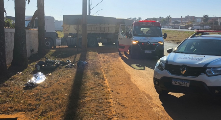 Mulher de 24 anos morre após colidir motocicleta contra muro de motel na marginal da BR-365, em Patos de Minas