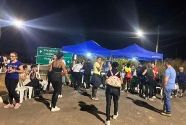 Milhares de fiéis participam da caminhada de Nossa Senhora da Abadia na cidade de Patos de Minas 