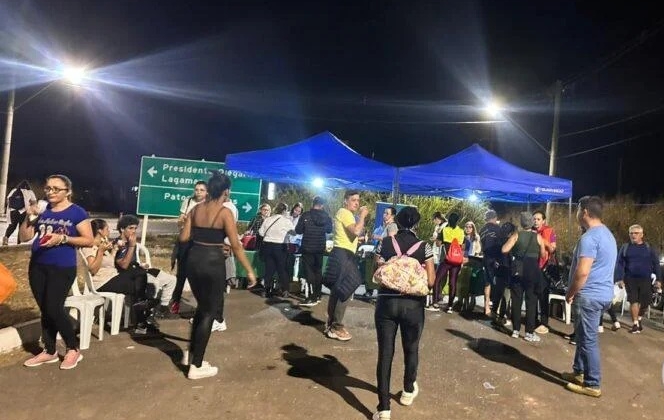 Milhares de fiéis participam da caminhada de Nossa Senhora da Abadia na cidade de Patos de Minas 
