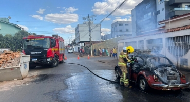 Patos de Minas - Condutor de fusca fica ferido ao tentar apagar incêndio em veículo Patos de Minas - Condutor de fusca fica ferido ao tentar apagar incêndio em veículo