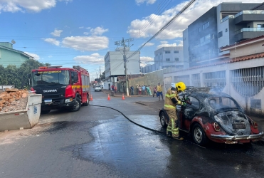 Patos de Minas - Condutor de fusca fica ferido ao tentar apagar incêndio em veículo