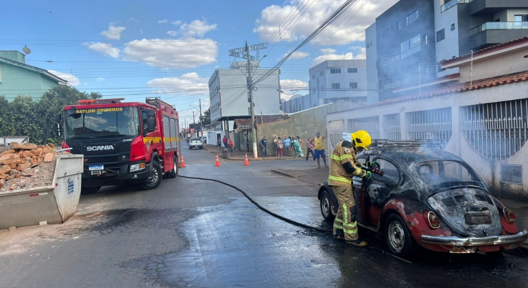 Patos de Minas - Condutor de fusca fica ferido ao tentar apagar incêndio em veículo