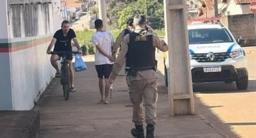 Rapaz de 18 anos esfaqueia namorada e o próprio pai em Varjão de Minas Rapaz de 18 anos esfaqueia namorada e o próprio pai em Varjão de Minas
