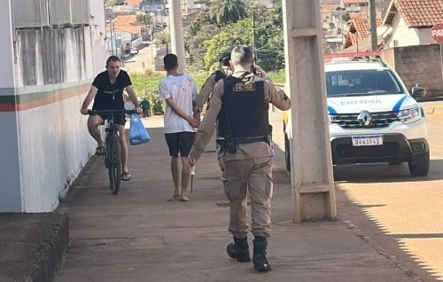Rapaz de 18 anos esfaqueia namorada e o próprio pai em Varjão de Minas Rapaz de 18 anos esfaqueia namorada e o próprio pai em Varjão de Minas