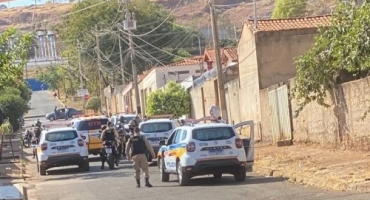 Patos de Minas - Homem é preso após perseguição policial; suspeito tentou atropelar militares durante fuga Patos de Minas - Homem é preso após perseguição policial; suspeito tentou atropelar militares durante fuga