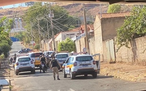 Patos de Minas - Homem é preso após perseguição policial; suspeito tentou atropelar militares durante fuga Patos de Minas - Homem é preso após perseguição policial; suspeito tentou atropelar militares durante fuga