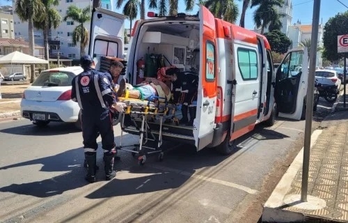 Motociclista de Patos de Minas sofre lesão grave na cabeça após acidente na Avenida Getúlio Vargas
