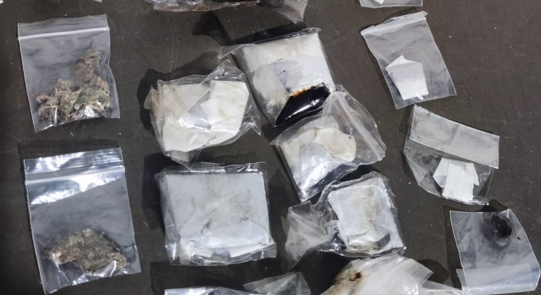 Patos de Minas - Polícia Militar apreende drogas em casa no bairro Alto do Limoeiro Patos de Minas - Polícia Militar apreende drogas em casa no bairro Alto do Limoeiro
