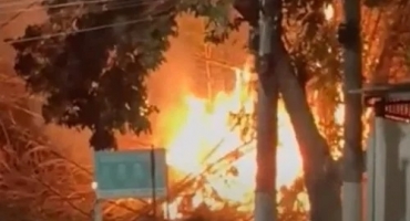 Patos de Minas - Incêndio em bambuzal mobiliza Corpo de Bombeiros no Parque da Biquinha Patos de Minas - Incêndio em bambuzal mobiliza Corpo de Bombeiros no Parque da Biquinha