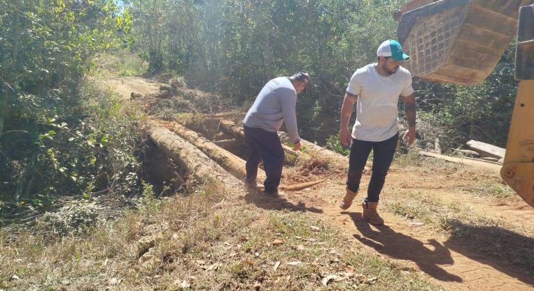 Prefeitura de Lagoa Formosa demole ponte na região de “Zangado” para construção de uma nova no local Prefeitura de Lagoa Formosa demole ponte na região de “Zangado” para construção de uma nova no local