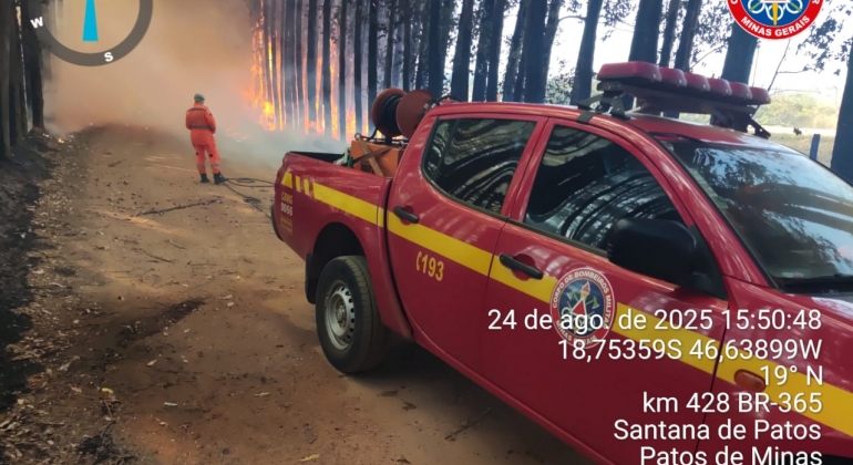 Santana de Patos - Incêndio de grandes proporções atinge área rural do distrito Santana de Patos - Incêndio de grandes proporções atinge área rural do distrito